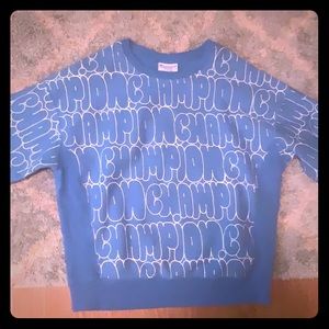 Champion sweater size large selling for 10